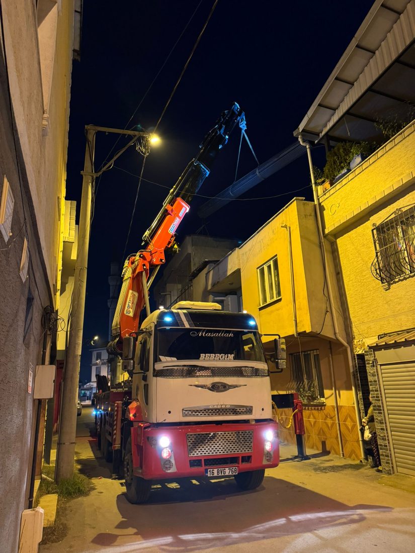 Şehir içi dar sokakta gece vinç operasyonu - Pınar Vinç Kiralama