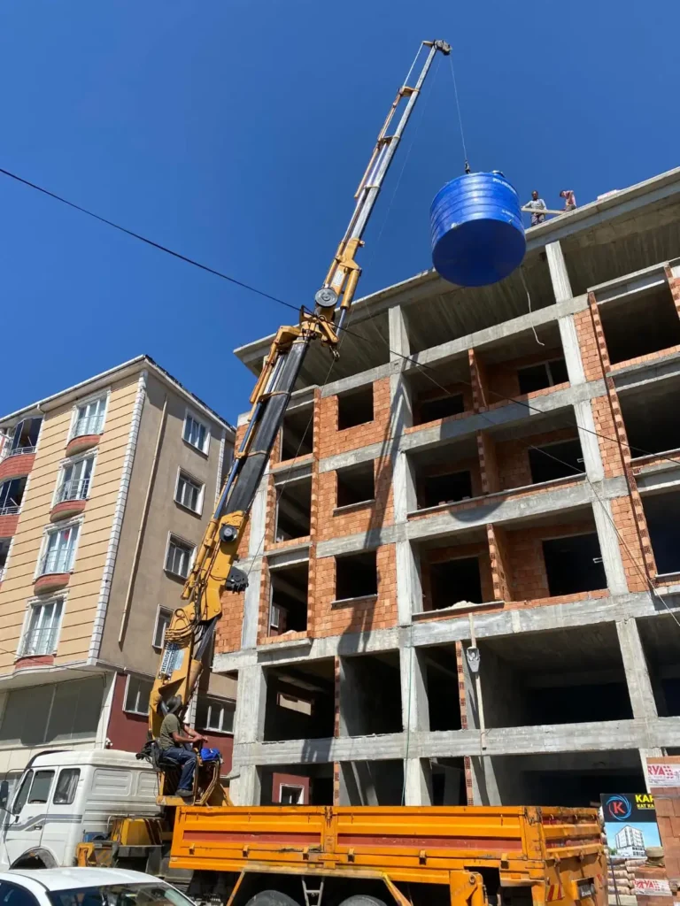 Bina çatısına tank montajı yapan vinç - Pınar Vinç Kiralama